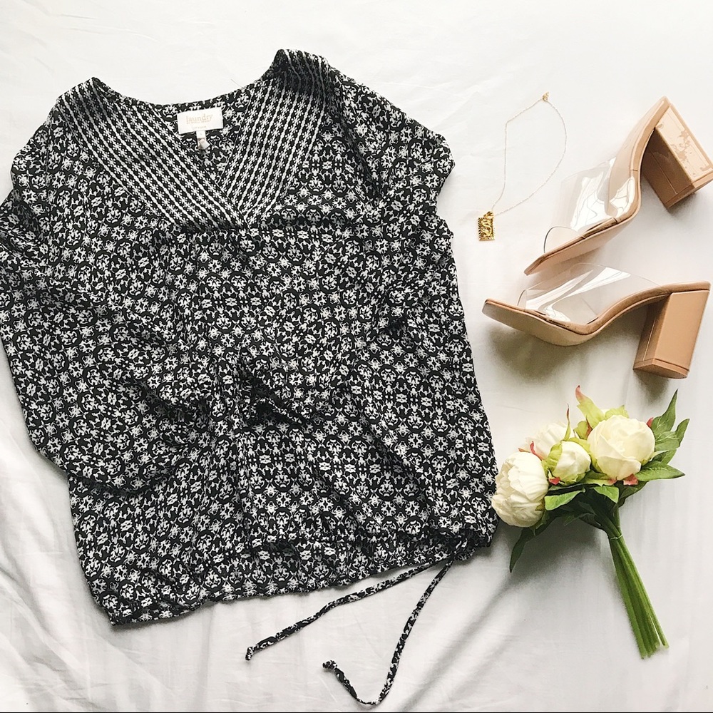 Loose fitting printed shirt.